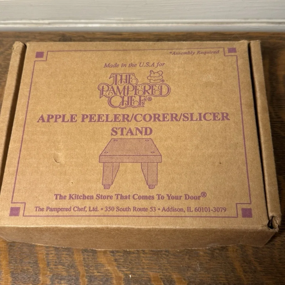 Pampered Chef #2435 Apple Peeler Corer Slicer Stand - New in Box